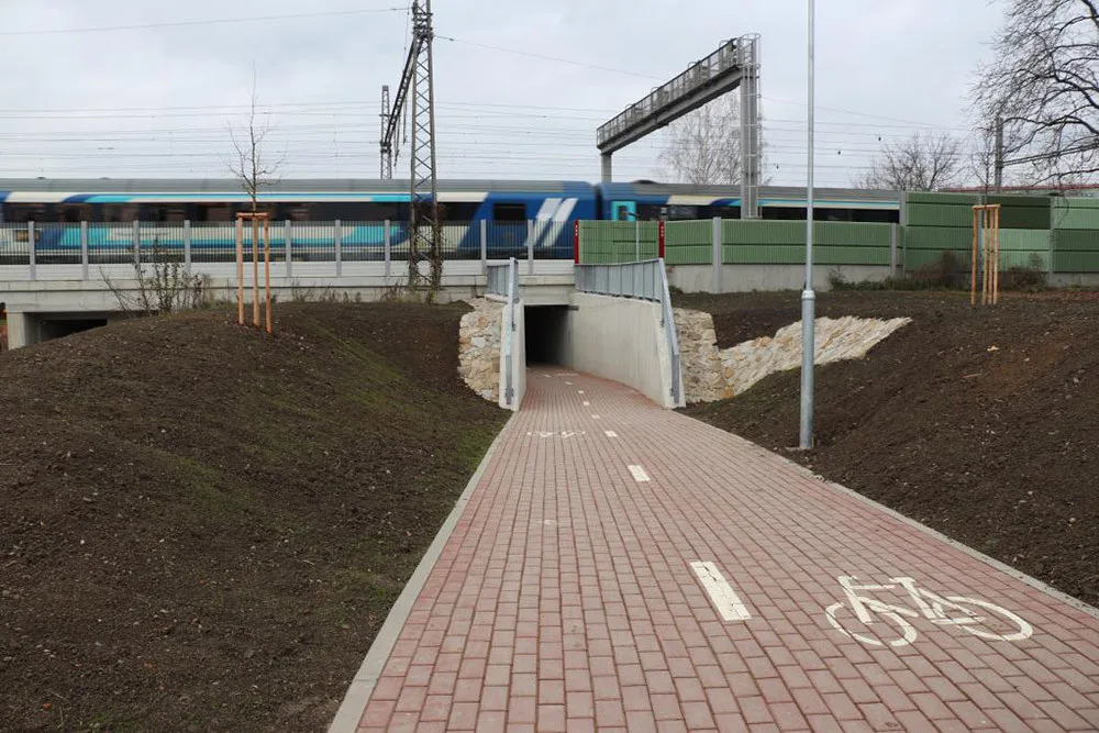 Dvě stě metrů cyklostezky za 29 milionů. Přerov pro kolaře překopal železniční koridor