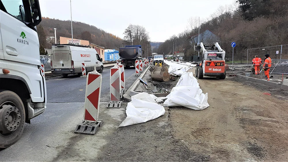 Ze Šternberka už bez semaforů. Končí několikaměsíční stavba mostu v Jívavské