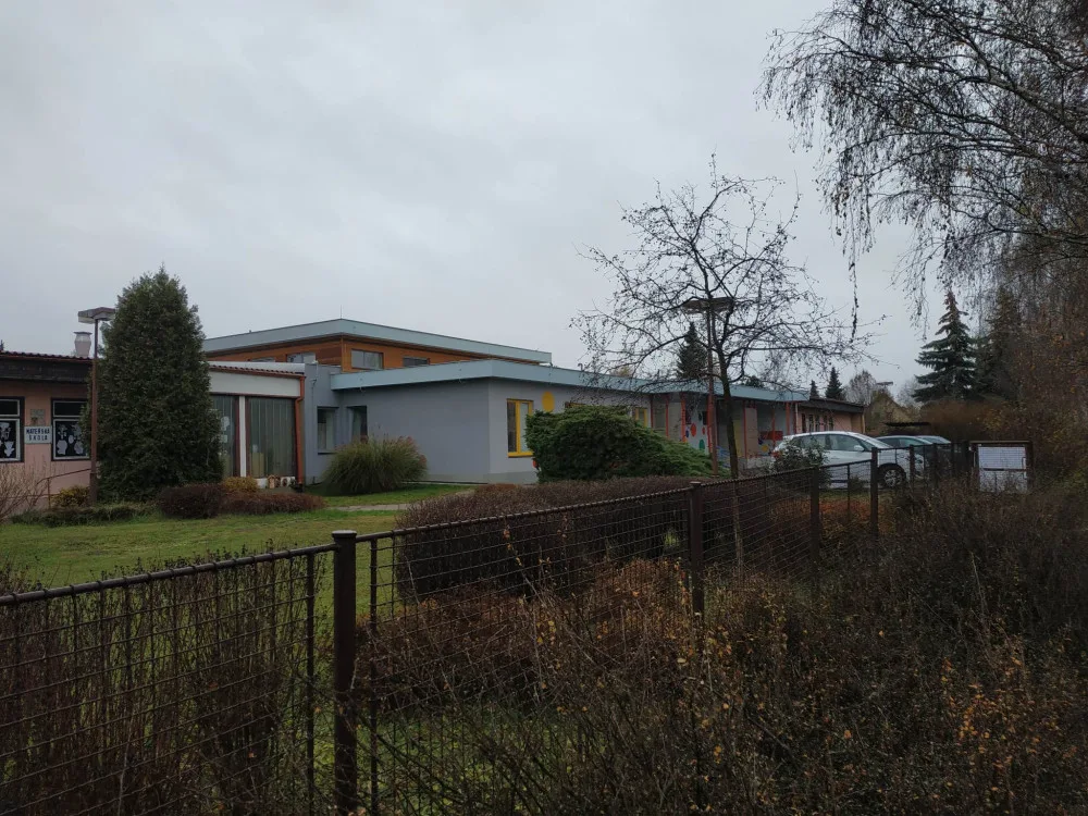 Mateřská školka v Čechovicích se rozpadá, zlobí se rodiče. Připravujeme opravy, uklidňuje město