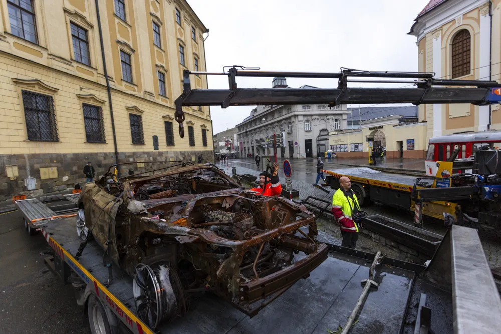 Plechoví svědci bombardování. Na olomouckém náměstí stojí shořelé autovraky z Ukrajiny