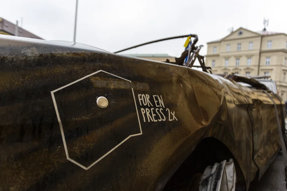 Plechoví svědci bombardování. Na olomouckém náměstí stojí shořelé autovraky z Ukrajiny