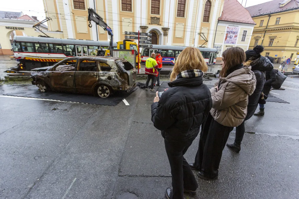 Plechoví svědci bombardování. Na olomouckém náměstí stojí shořelé autovraky z Ukrajiny