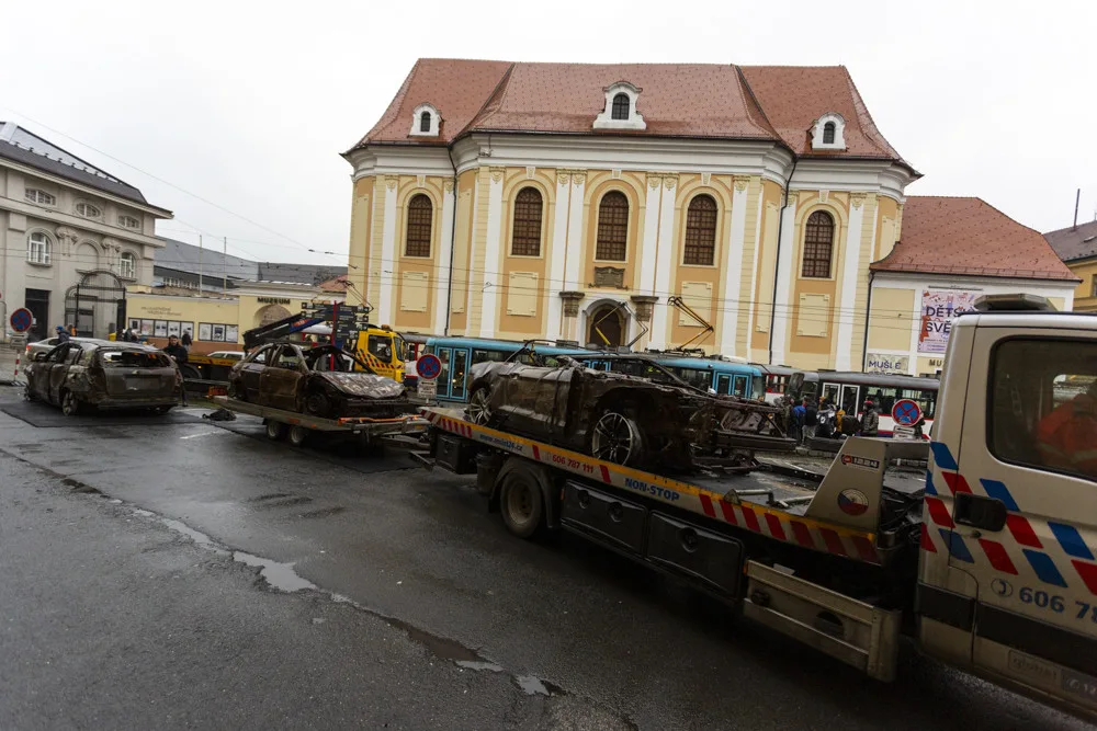 Plechoví svědci bombardování. Na olomouckém náměstí stojí shořelé autovraky z Ukrajiny