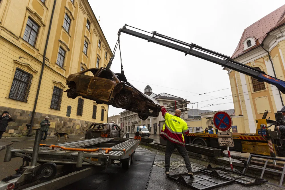 Plechoví svědci bombardování. Na olomouckém náměstí stojí shořelé autovraky z Ukrajiny