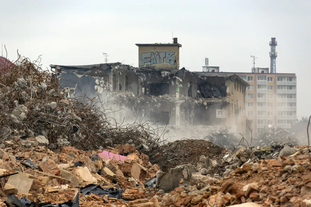 Stavby na Velkomoravské už jsou téměř minulostí. Demolice míří do finále