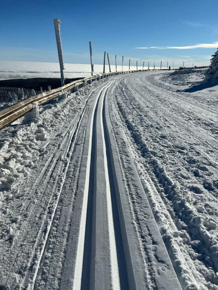 Do Jeseníků vyrazili první běžkaři, na vrcholcích hor leží do 20 centimetrů sněhu