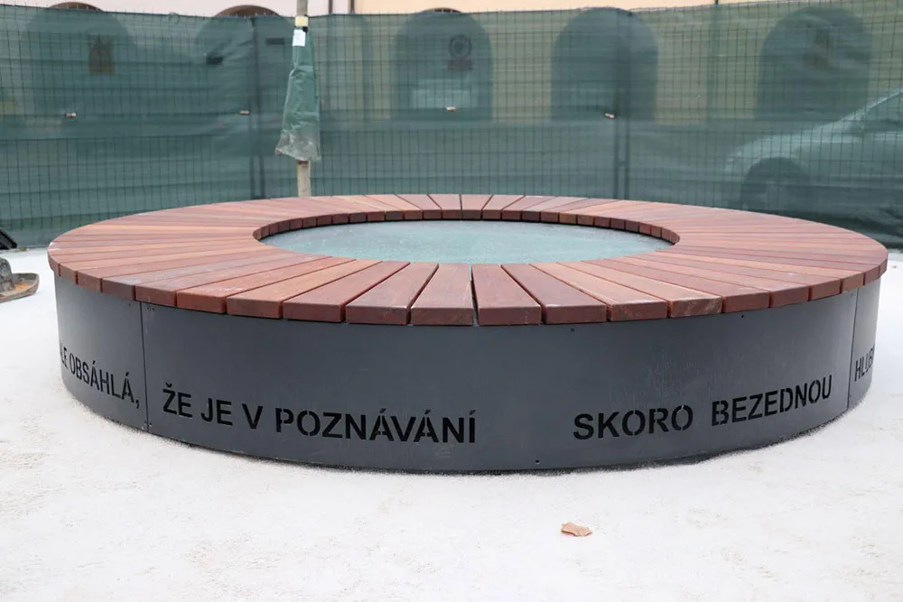 Ozdoba přerovského náměstí je hotová. Stovky let stará studna získala moderní zakrytí