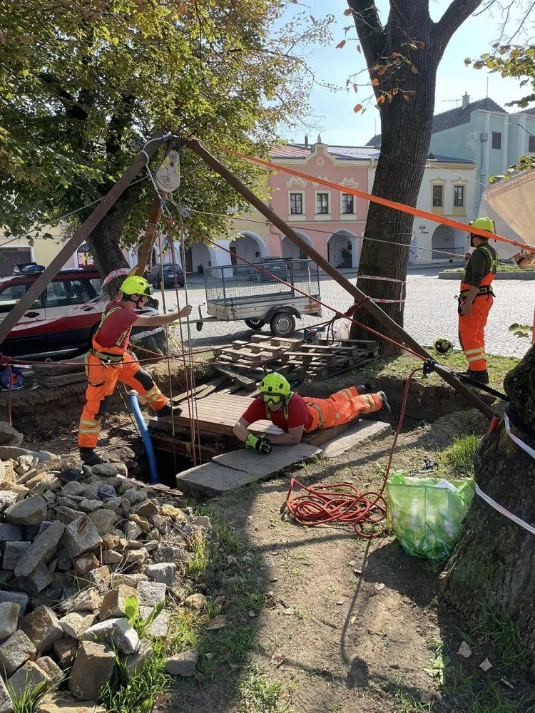 Studnu zkoumali archeologové s pomocí hasičů