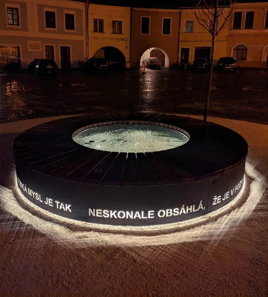 Ozdoba přerovského náměstí je hotová. Stovky let stará studna získala moderní zakrytí