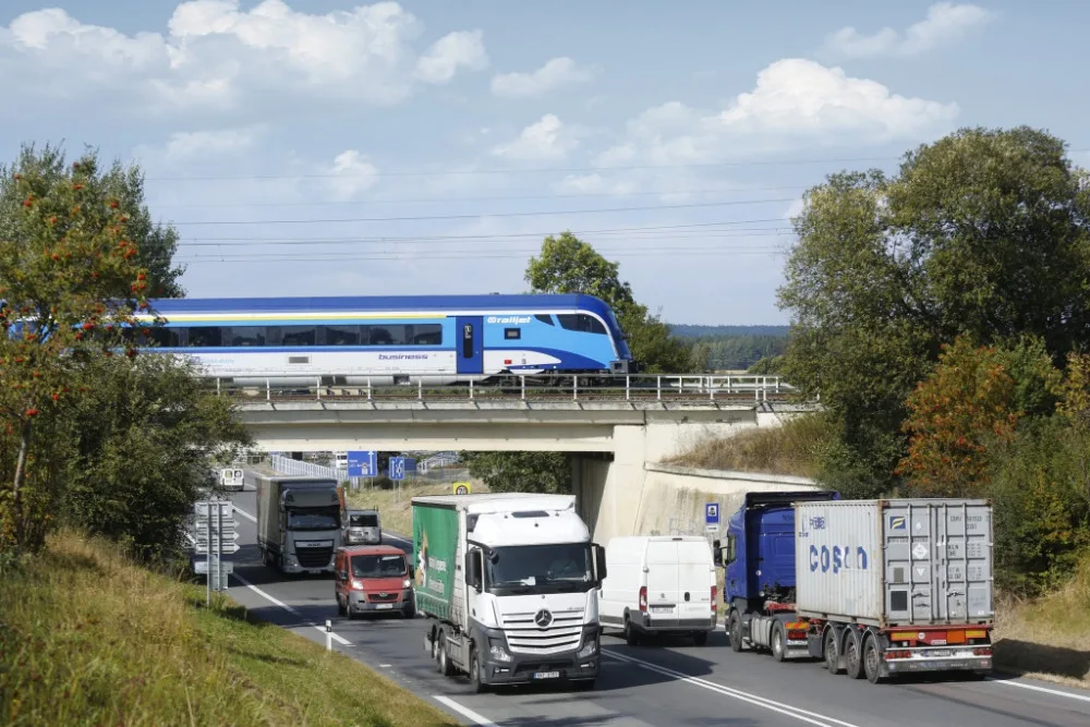 Cestující mezi Ostravou, Olomoucí a Prahou budou moct jet i vlaky railjet a InterJet