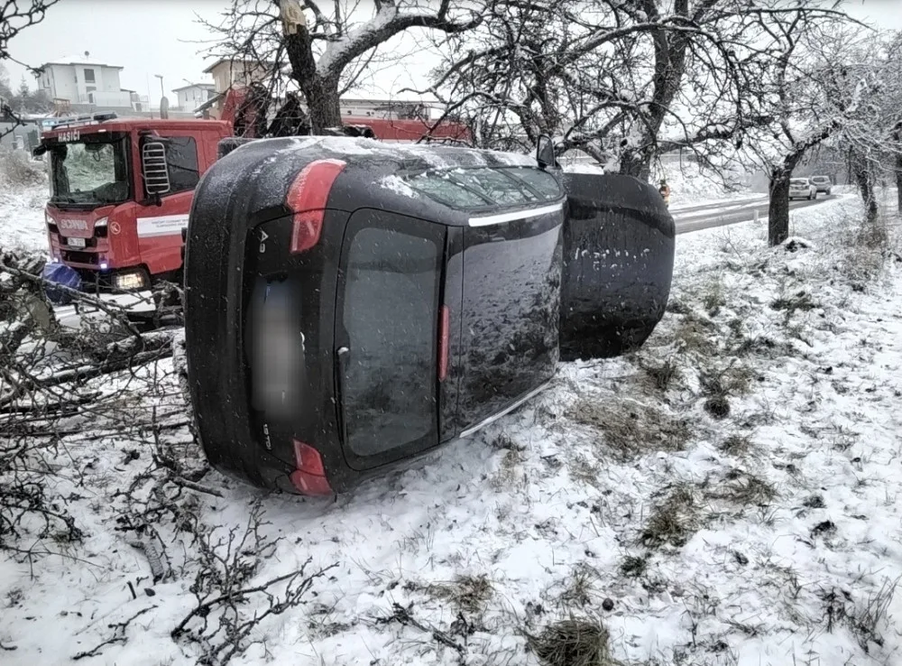 Kvůli sněhu už policie v Olomouckém kraji eviduje desítky havárií. Zasahují také hasiči. Dál platí výstraha