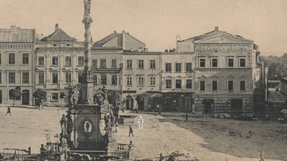 Dům čp. 112 na Dolním náměstí, ve kterém žil strážmistr Gold se svou rodinou (foto z r. 1899).