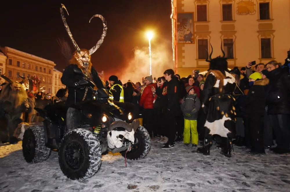 Na rej Krampusů do Olomouce zamířily tisíce lidí. Čerty hlídala profesionální ochranka