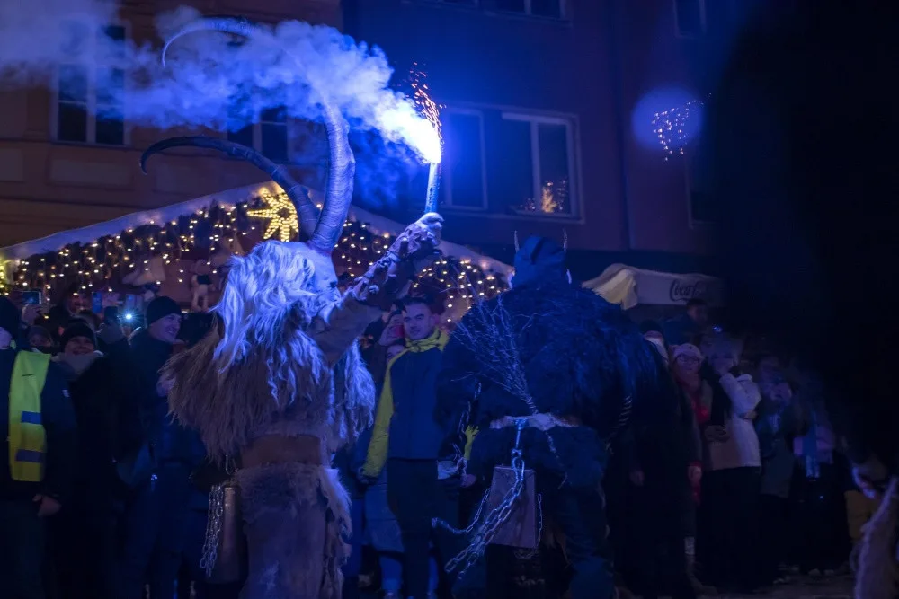 Na rej Krampusů do Olomouce zamířily tisíce lidí. Čerty hlídala profesionální ochranka