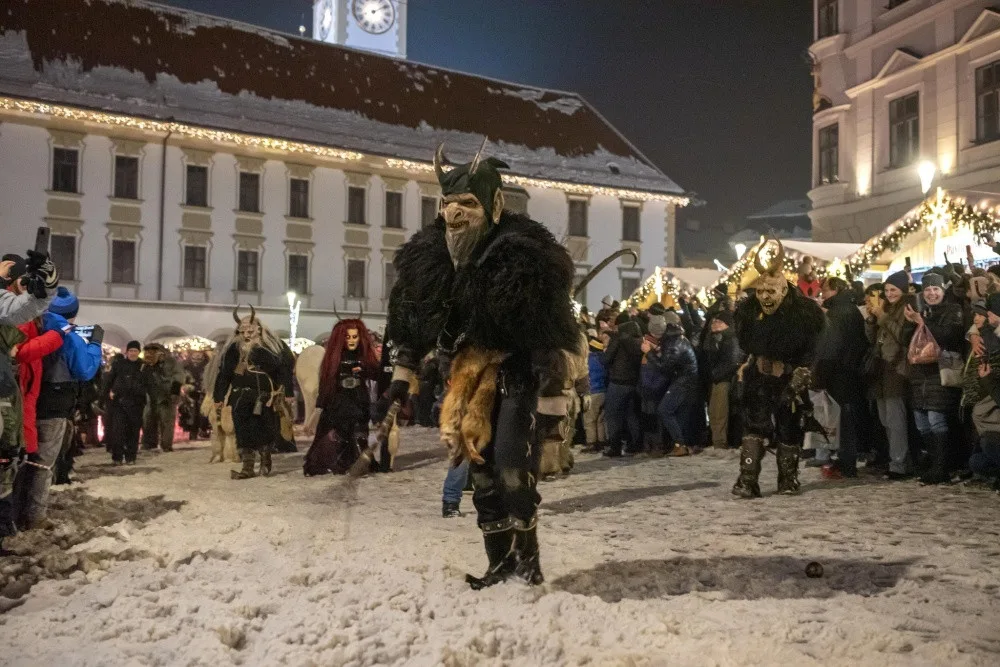 Na rej Krampusů do Olomouce zamířily tisíce lidí. Čerty hlídala profesionální ochranka