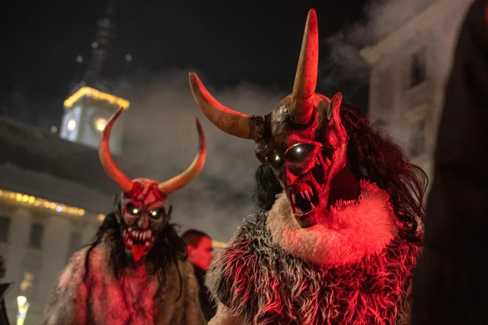 Na rej Krampusů do Olomouce zamířily tisíce lidí. Čerty hlídala profesionální ochranka