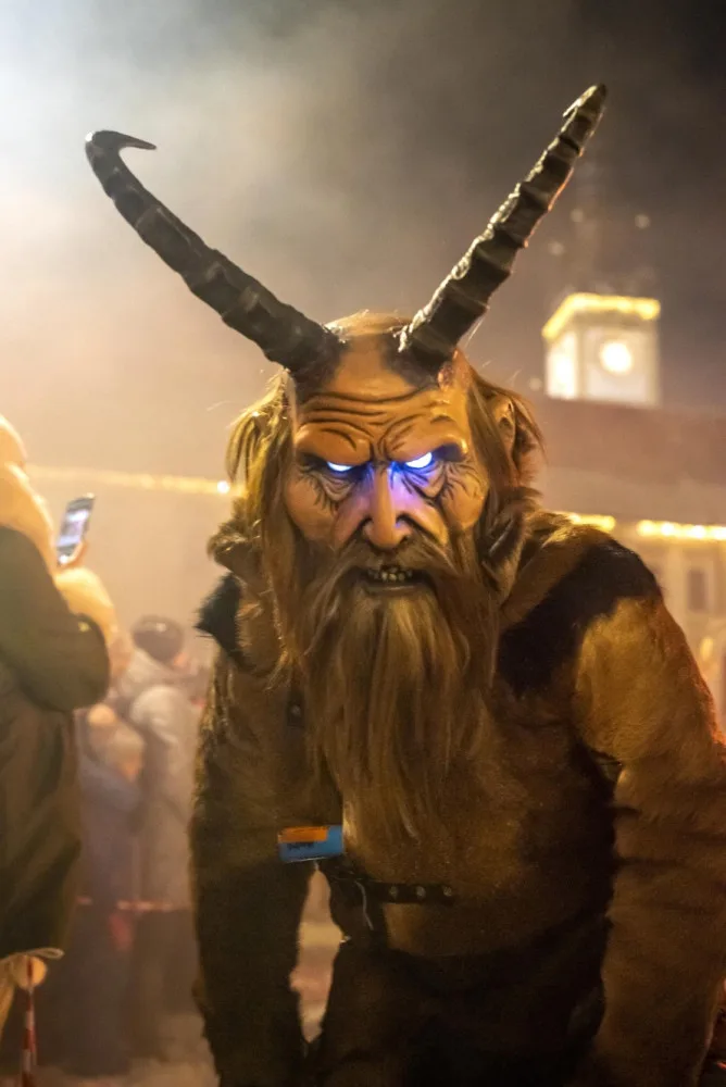Na rej Krampusů do Olomouce zamířily tisíce lidí. Čerty hlídala profesionální ochranka