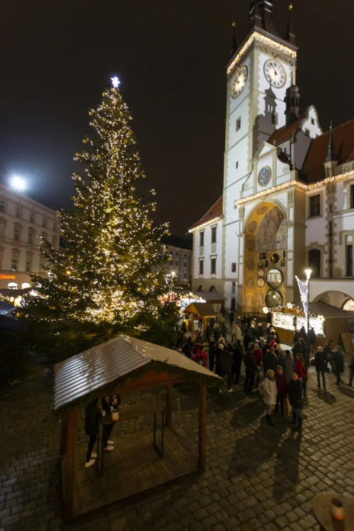 ANKETA: Jak se vám líbí? Oznámkujte letošní vánoční trhy v centru Olomouce