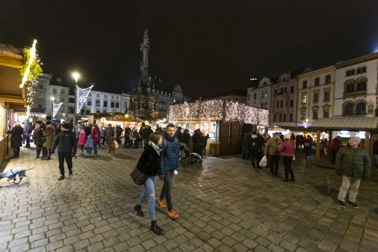 ANKETA: Jak se vám líbí? Oznámkujte letošní vánoční trhy v centru Olomouce
