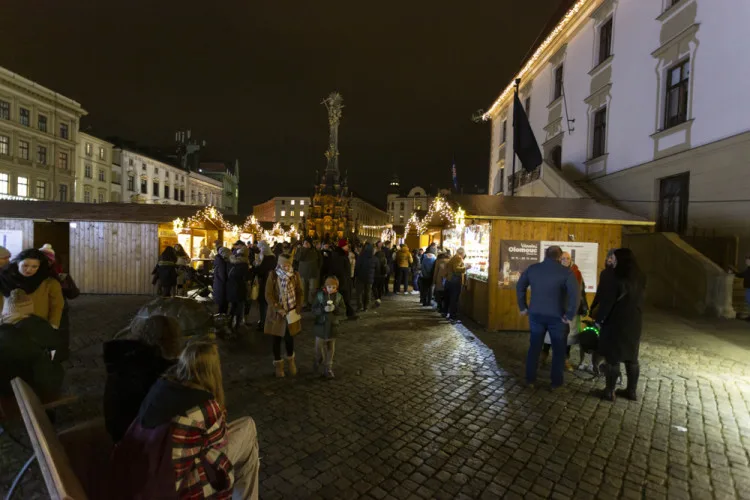 ANKETA: Jak se vám líbí? Oznámkujte letošní vánoční trhy v centru Olomouce