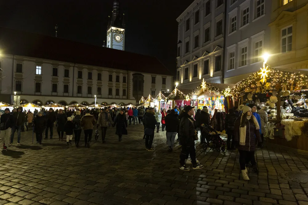 ANKETA: Jak se vám líbí? Oznámkujte letošní vánoční trhy v centru Olomouce