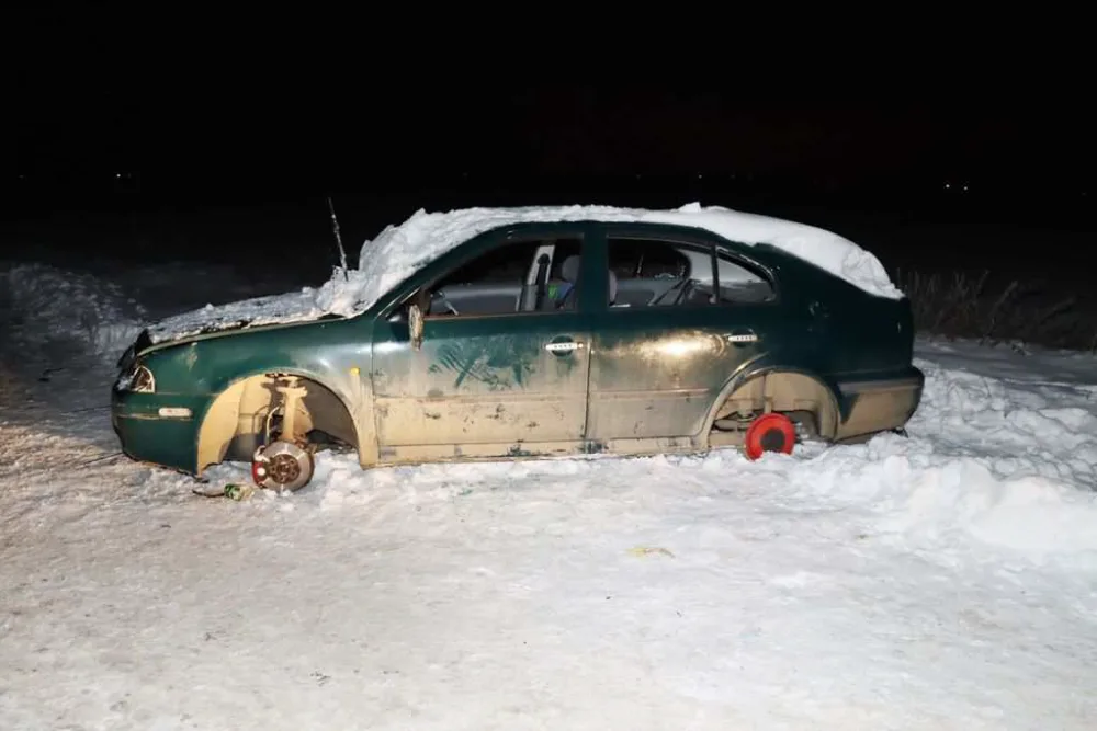 Muž kvůli poruše zaparkoval auto na poli poblíž Vrbátek. Po třech dnech z něho byl vrak