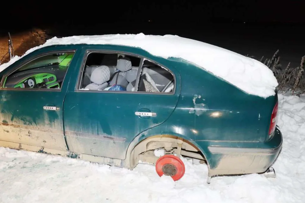 Muž kvůli poruše zaparkoval auto na poli poblíž Vrbátek. Po třech dnech z něho byl vrak