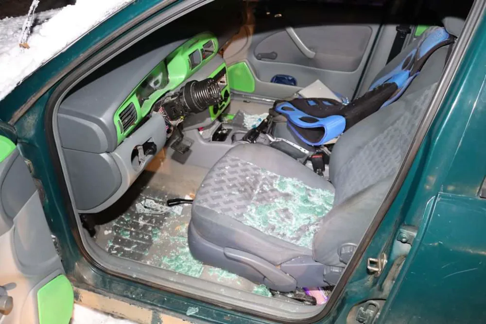 Muž kvůli poruše zaparkoval auto na poli poblíž Vrbátek. Po třech dnech z něho byl vrak