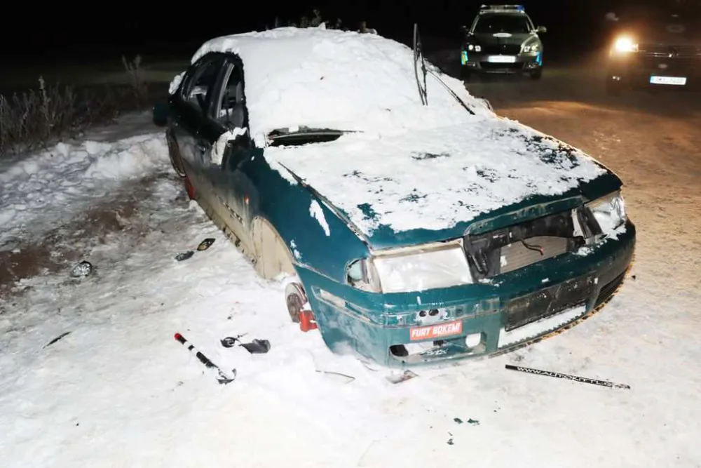 Muž kvůli poruše zaparkoval auto na poli poblíž Vrbátek. Po třech dnech z něho byl vrak