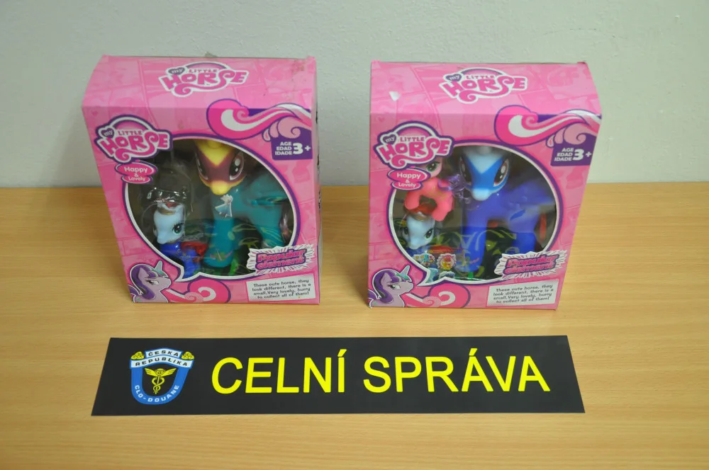 VIDEO: Na Mohelnicku celníci zabavili padělané zboží za 800 tisíc korun. Šlo o světoznámé značky