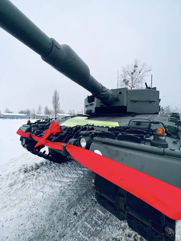 Armáda dnes v Přáslavicích převzala první tank, který dostala z Německa za pomoc Ukrajině