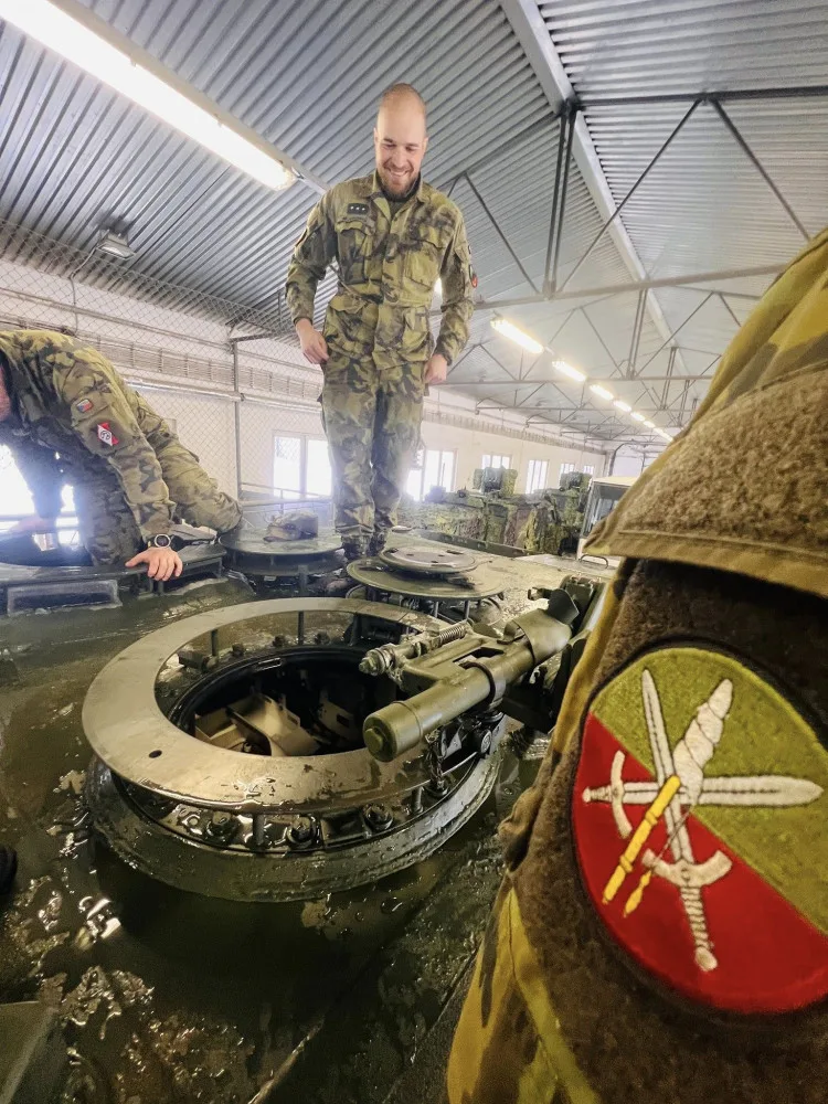 Armáda dnes v Přáslavicích převzala první tank, který dostala z Německa za pomoc Ukrajině