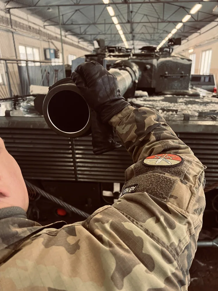 Armáda dnes v Přáslavicích převzala první tank, který dostala z Německa za pomoc Ukrajině