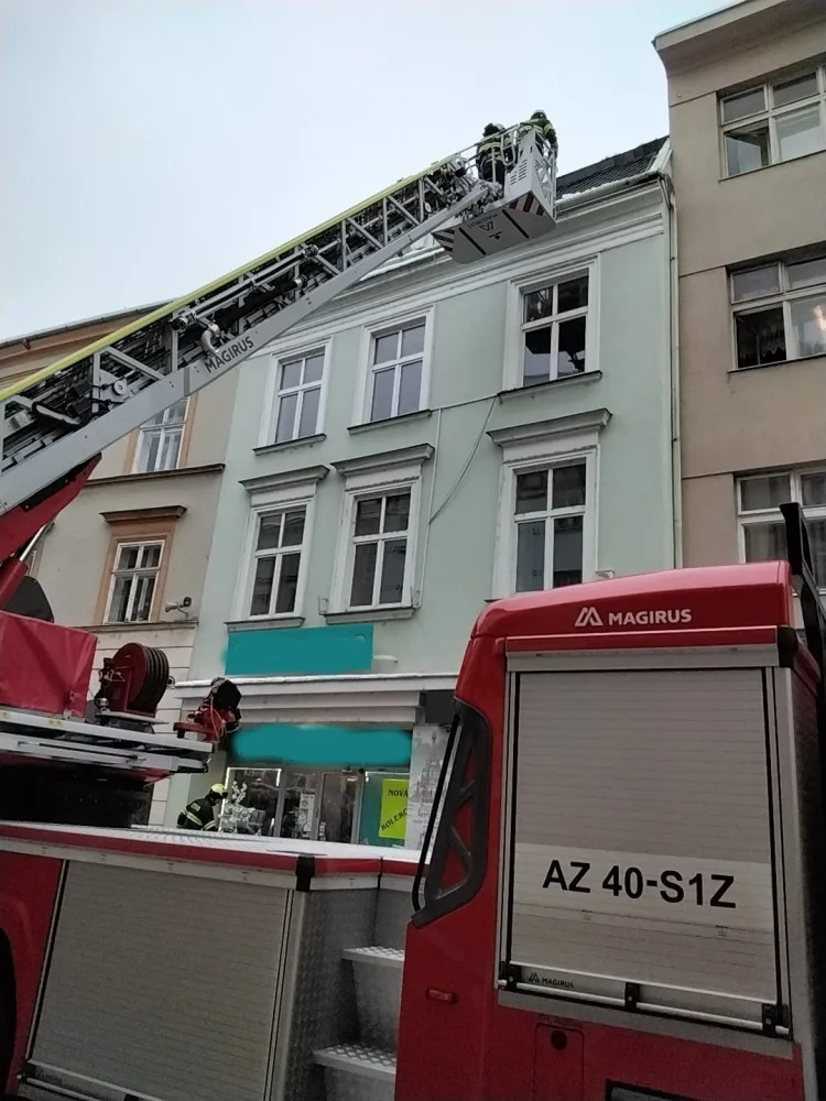 Ze střech v Olomouci, Přerově a Litovli hasiči odstraňovali rampouchy. Riziko poroste, přijde obleva