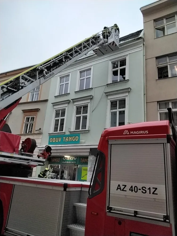 Kraj zlobí obleva. Hasiči odstraňují stromy a větve ze silnic a rampouchy ze střech