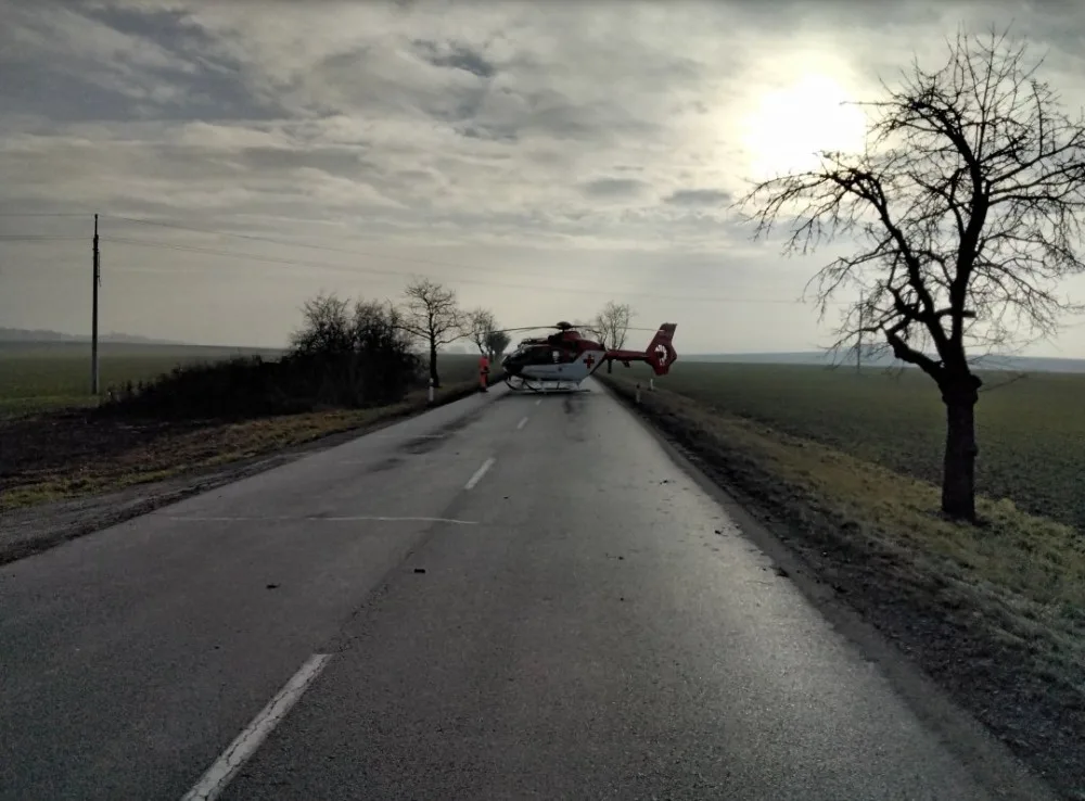 Při nehodě u Němčic nad Hanou se zranilo deset myslivců. Jeli na vlečce traktoru, do kterého narazilo auto