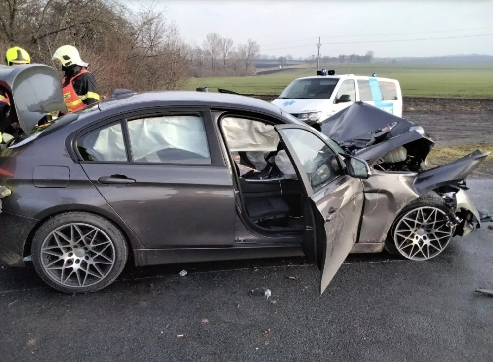 Při nehodě u Němčic nad Hanou se zranilo deset myslivců. Jeli na vlečce traktoru, do kterého narazilo auto