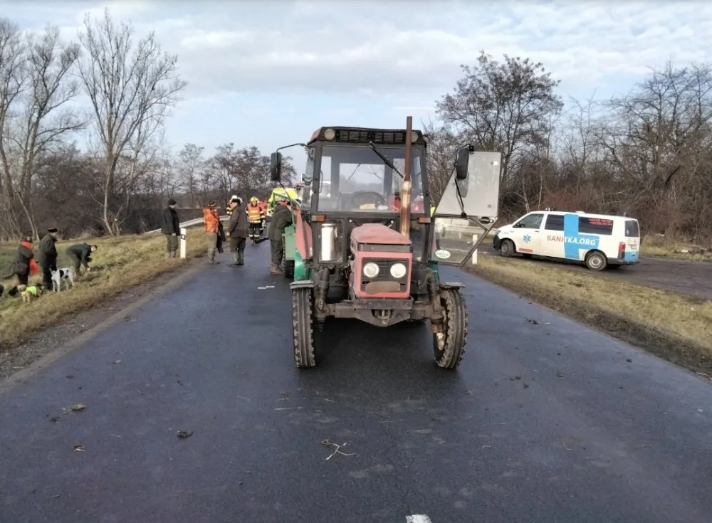 Při nehodě u Němčic nad Hanou se zranilo deset myslivců. Jeli na vlečce traktoru, do kterého narazilo auto