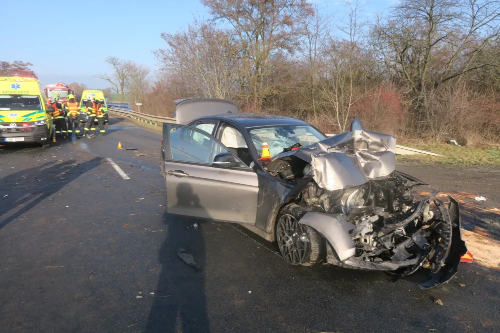 Při nehodě u Němčic nad Hanou se zranila desítka myslivců. Jeli na vlečce traktoru, do kterého narazilo auto