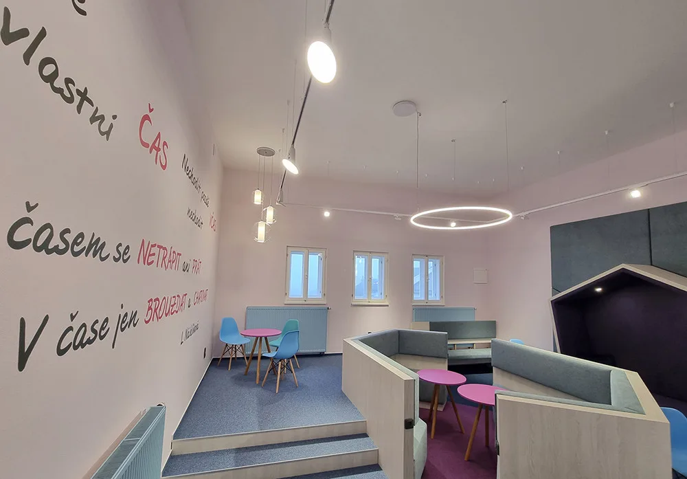 Designová studovna rozzářila uničovskou knihovnu. Ohlasy mě až překvapily, těší místostarostu
