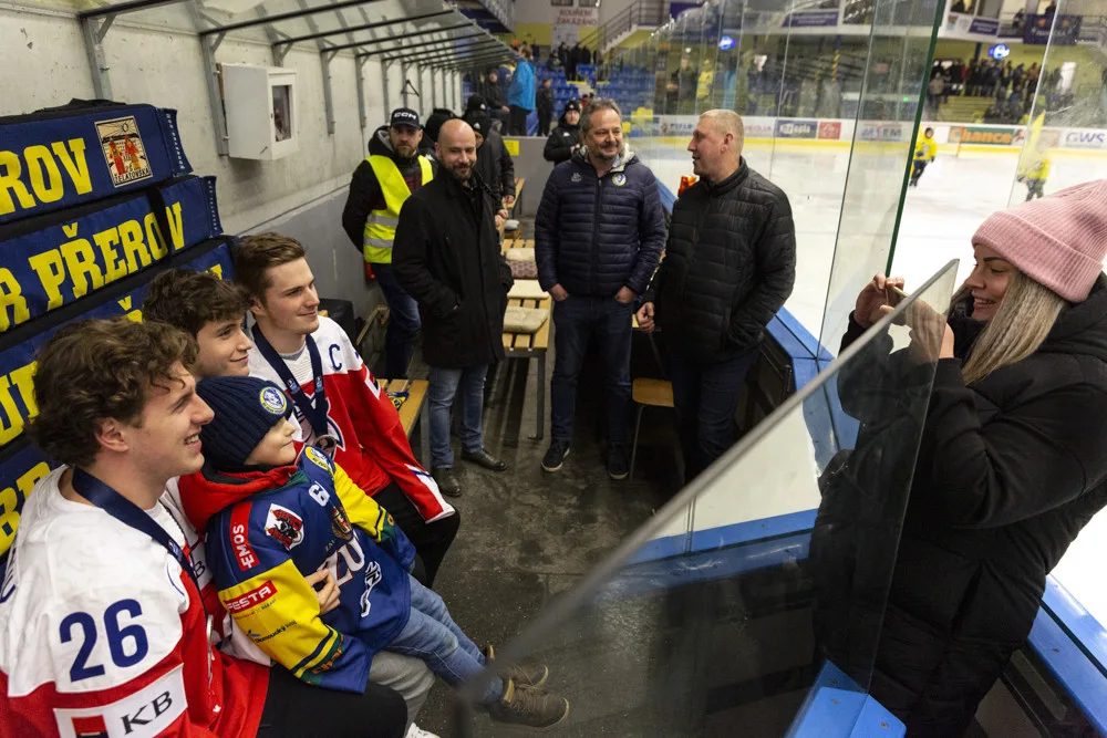 Stříbrní borci z Přerova ovládli rodný zimák. Pro podpis a fotku si přišly stovky fanoušků