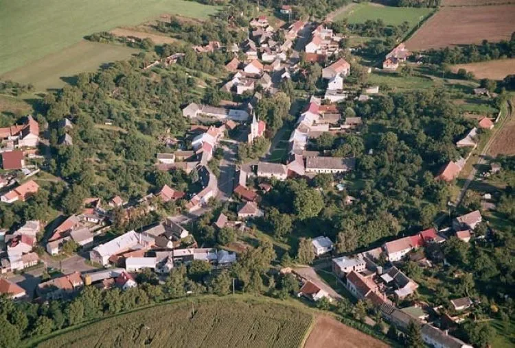 Obyvatelé Hrušky na Prostějovsku budou v referendu opět rozhodovat o demolici staré školy