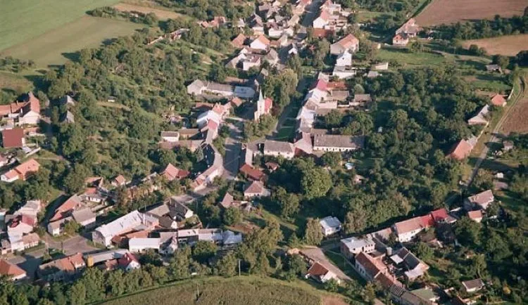 Obyvatelé Hrušky v referendu odmítli demolici sto let staré budovy zdejší školy