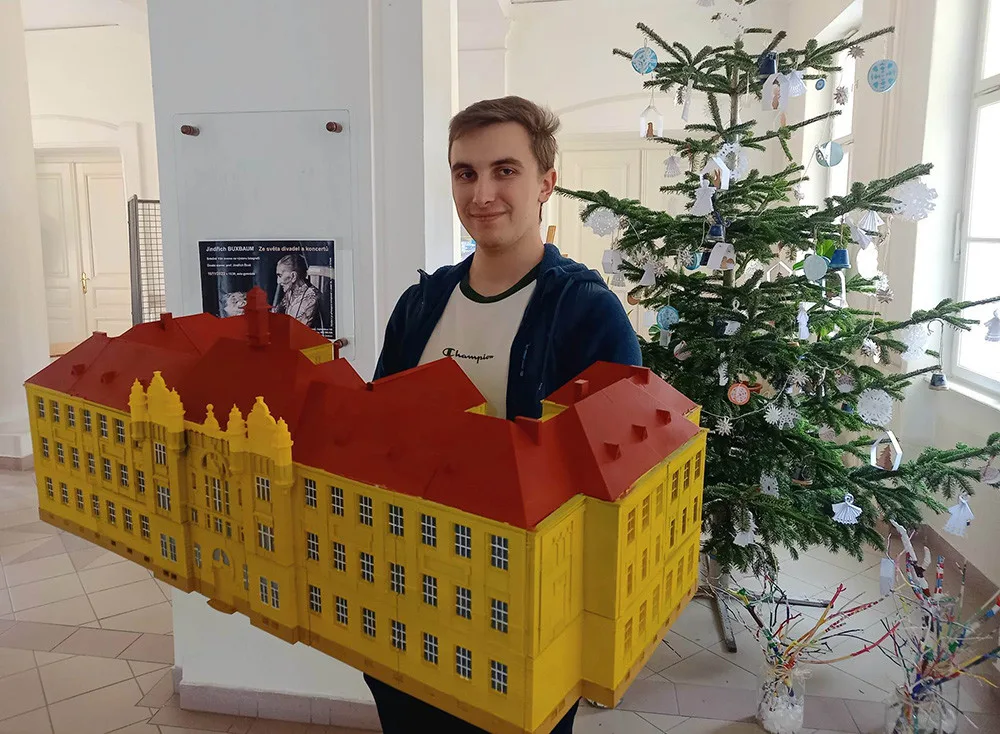 Tomáš Komárek vytvořil se spolužákem Tadeášem Fryčákem detailní zmenšeninu litovelského gymnázia