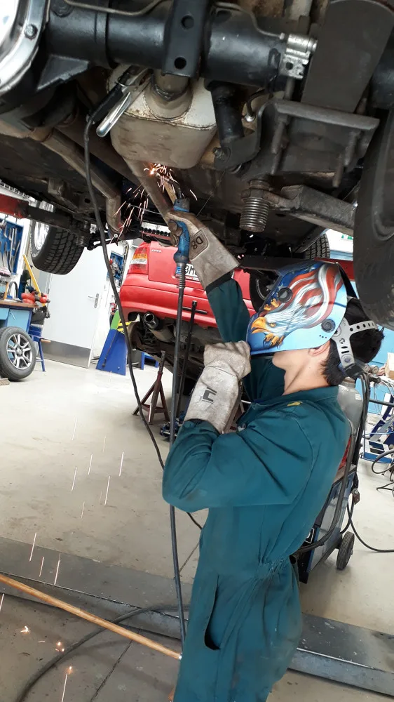 Americká ikona v Lutíně. Žáci v dílnách Sigmundovy školy renovují Mustanga z roku 1967