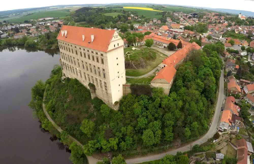 Vědci s drony natáčeli plumlovský zámek. Následně vytvořili unikátní 3D model