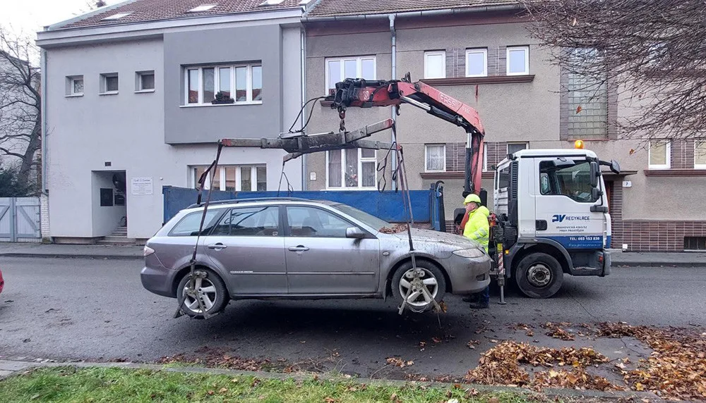 Prostějov odstranil z ulic desítky vraků. Vozy s propadlou STK půjdou do dražby