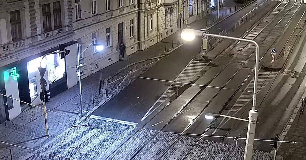 Spícího muže obral v centru Olomouce o mobil. Policie žádá veřejnost o pomoc