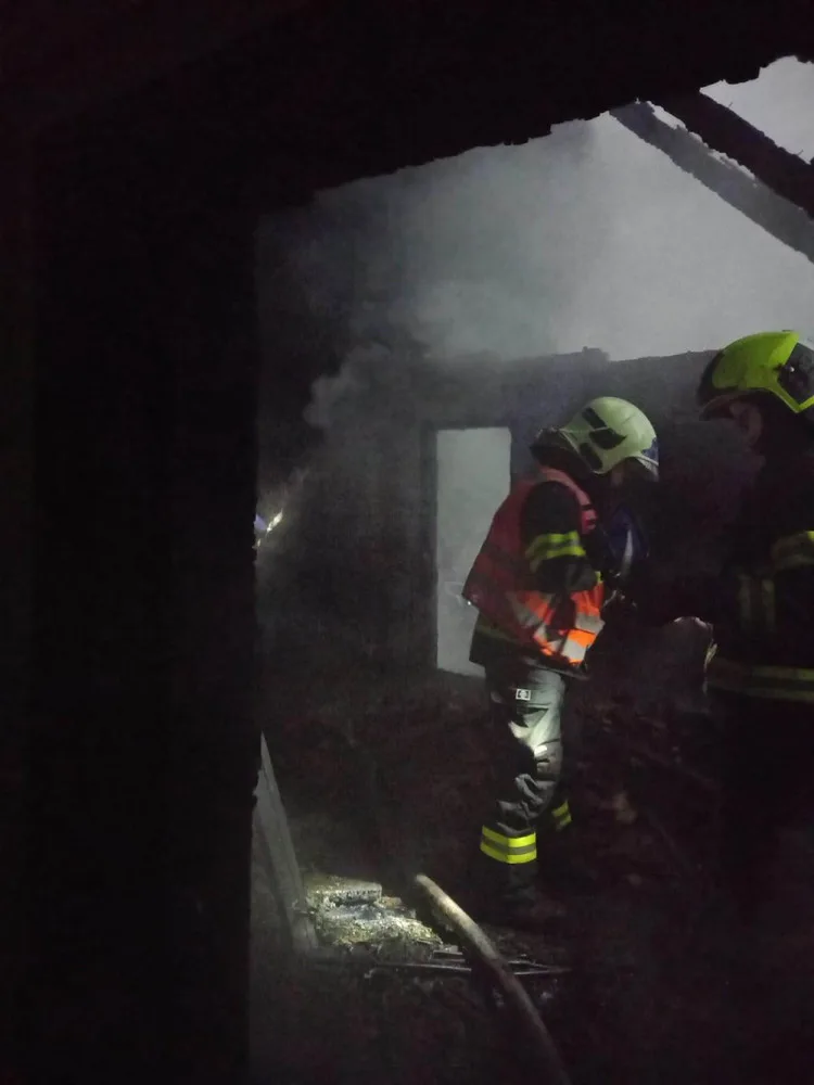 Sedm jednotek hasičů likvidovalo požár stavení na Šumpersku. Škoda přesáhne milion