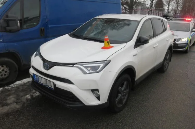 Namol opilý šedesátiletý řidič projel v Prostějově plotem a naboural stojící auto. Měl 3,5 promile
